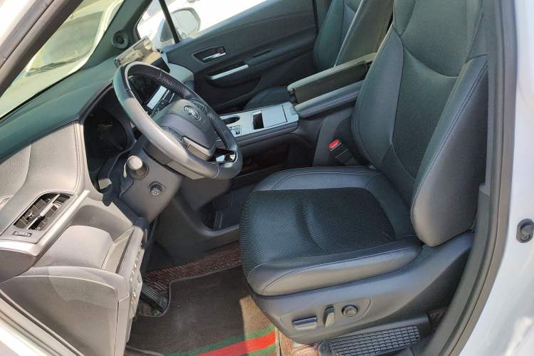 Used Toyota Granvia 2022 2.5L Hybrid Flagship Edition
