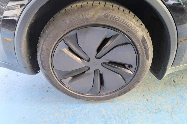 Used Tesla Model Y 2025 Updated Version Long-Range All-Wheel Drive
