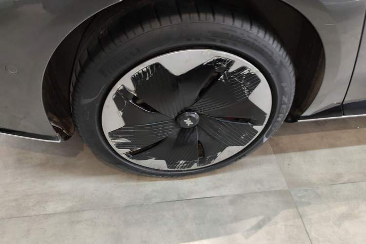 Used  L7 2022 Dynamic Model
