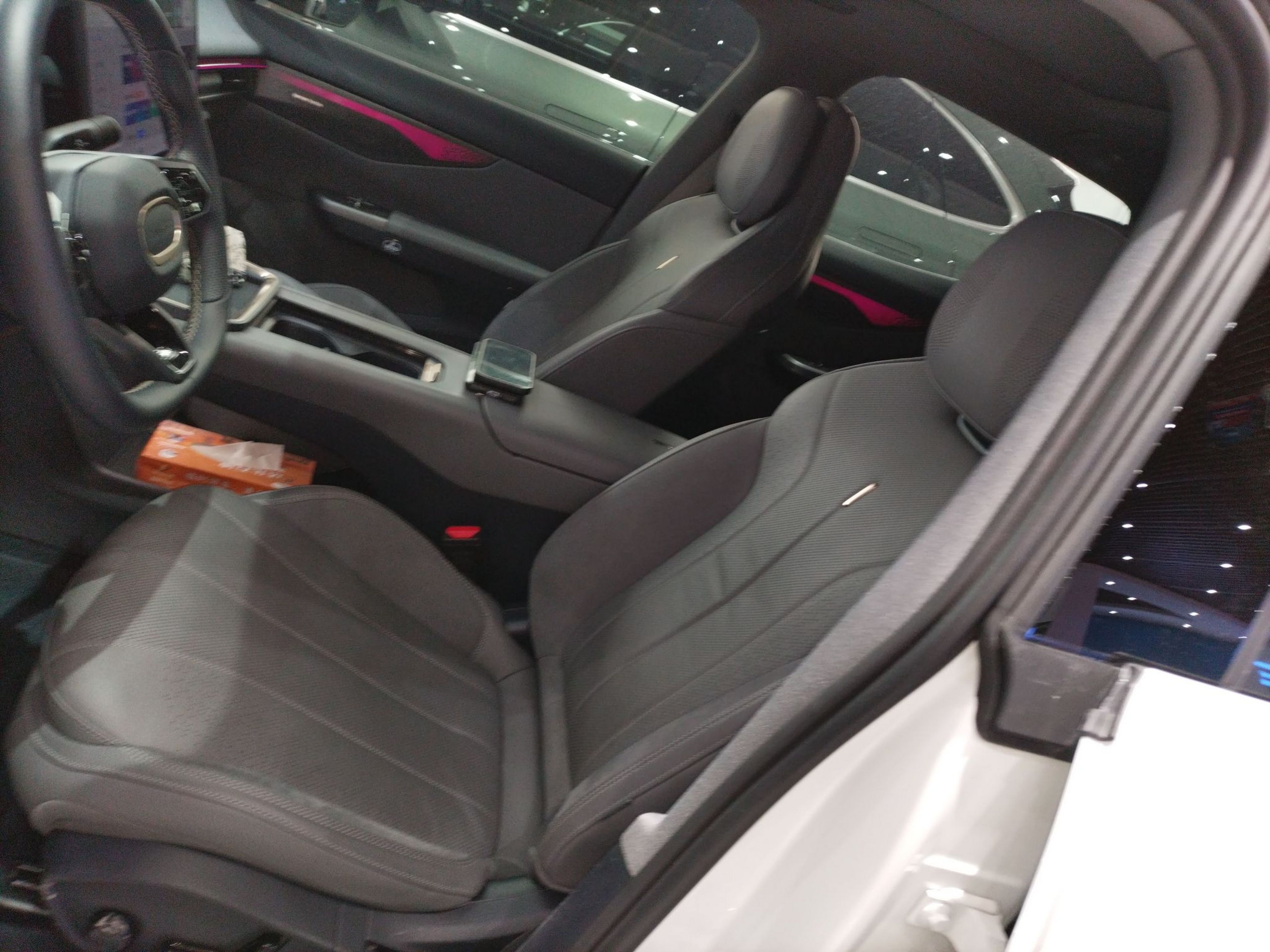 المقاعد الأمامية داخل السيارة