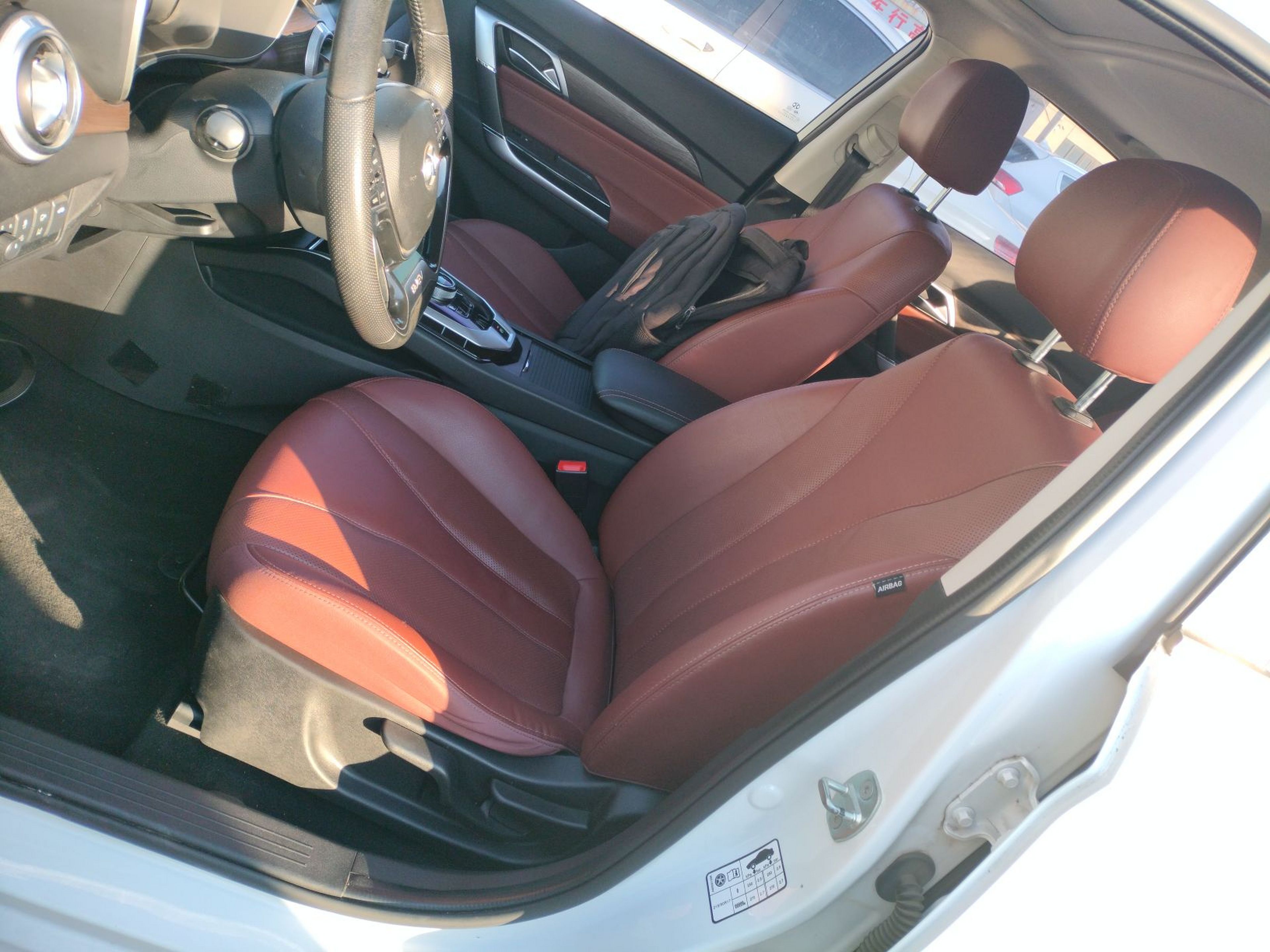 Переднее сиденье в автомобиле