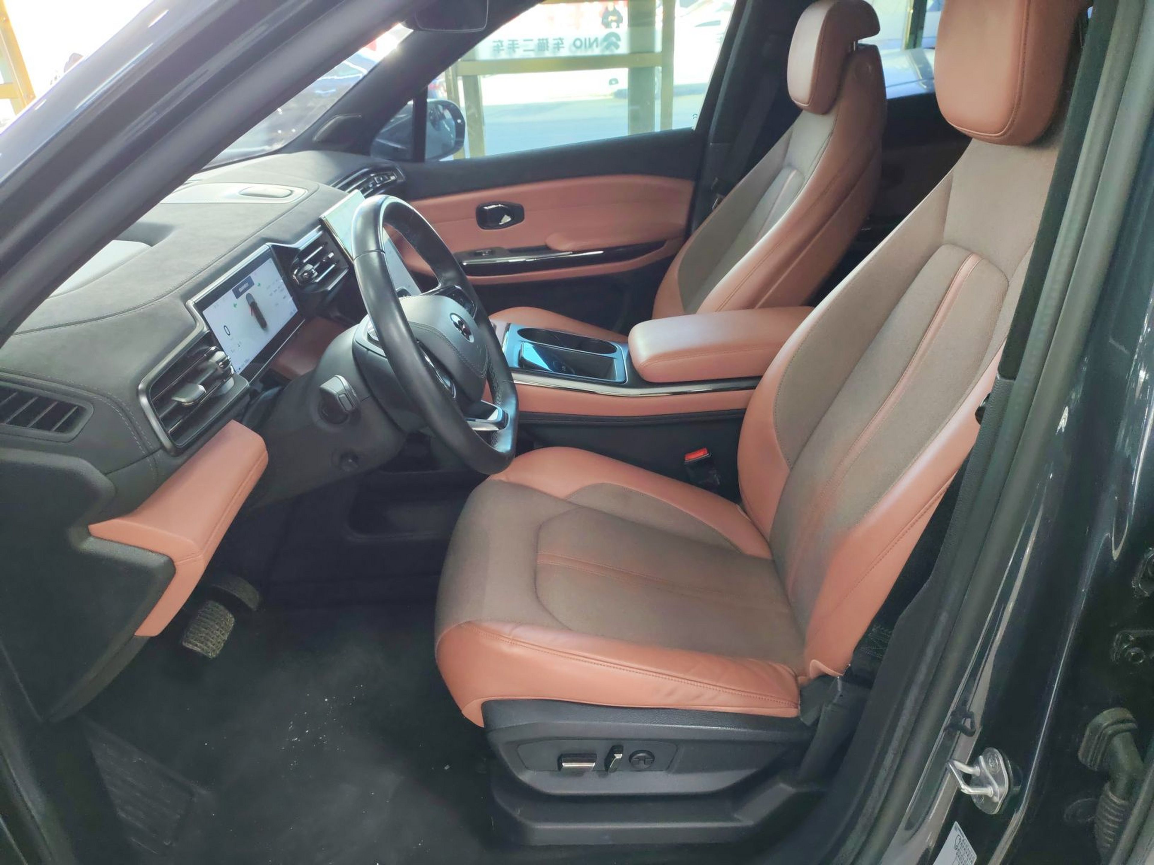 Переднее сиденье в автомобиле