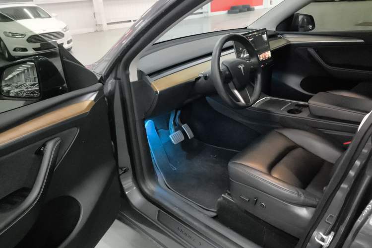 Used Tesla Model Y 2021 Long-Range All-Wheel-Drive Version
