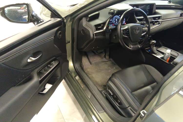 Used Lexus ES 2020 300h Premier Edition
