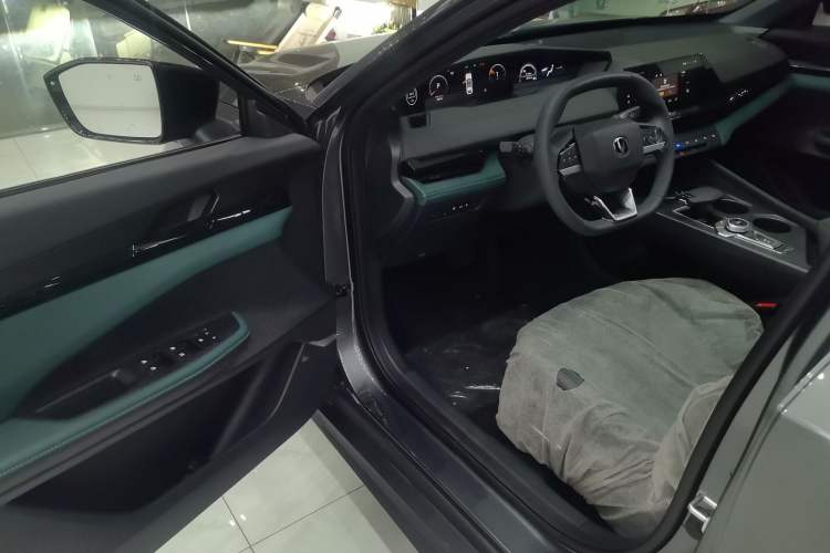 Used Changan UNI-V iDD 2024 Blue Whale Smart Electric iDD 136km ZhiKu Model
