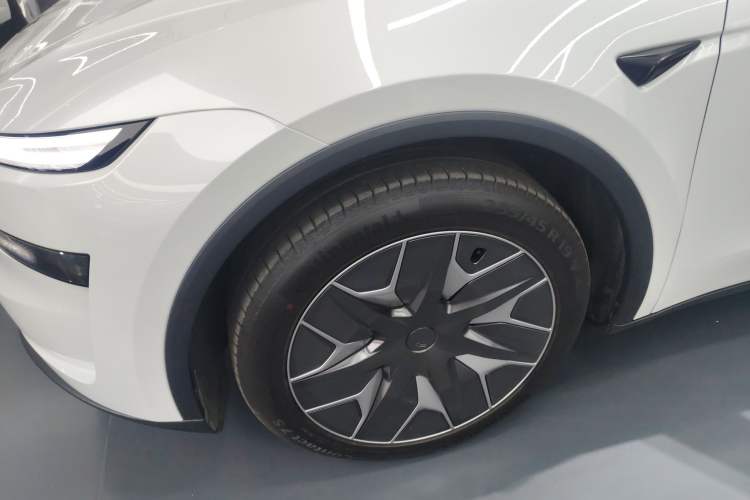 Used Tesla Model Y L 2025 Long-Range All-Wheel-Drive Version
