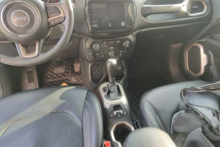 Used  Renegade 2018 Connected Large Screen Version 180T Automatic High-Energy Edition
