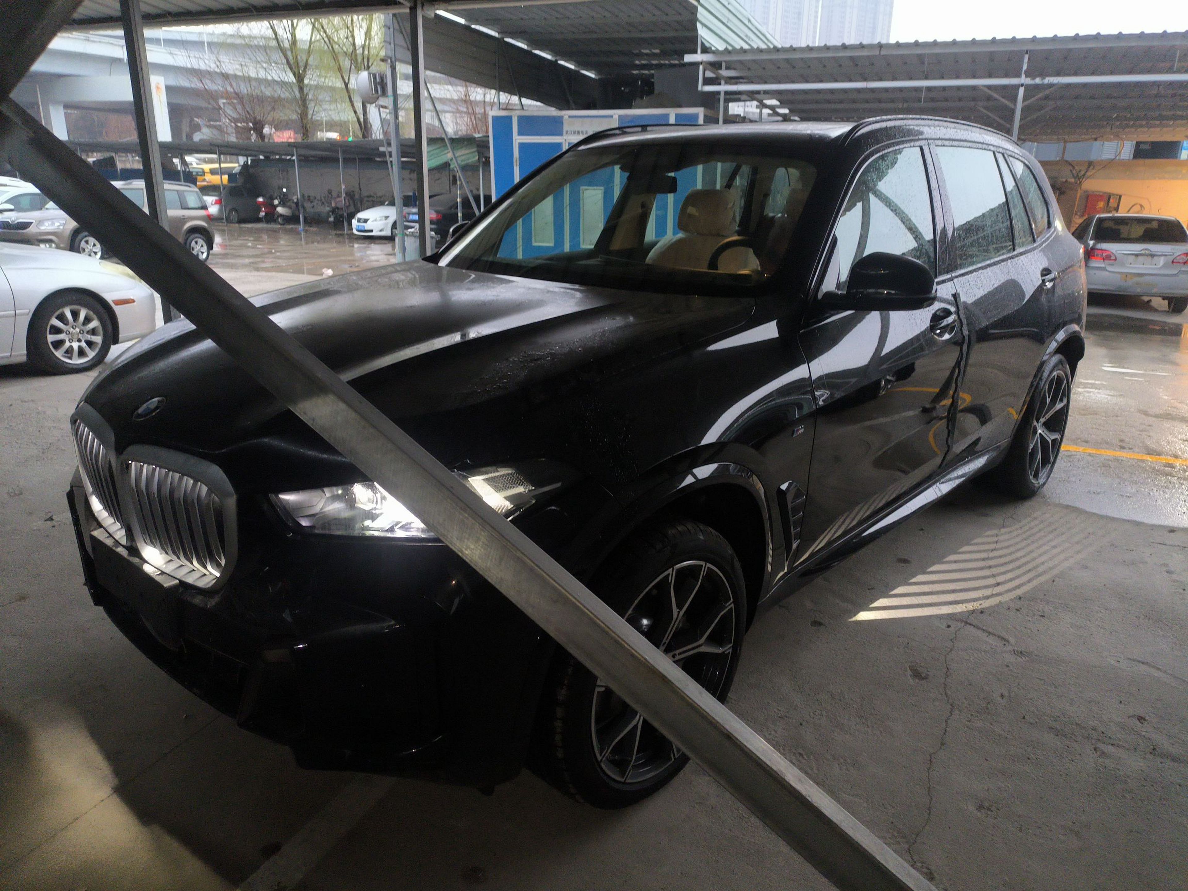 تحت مقدمة السيارة