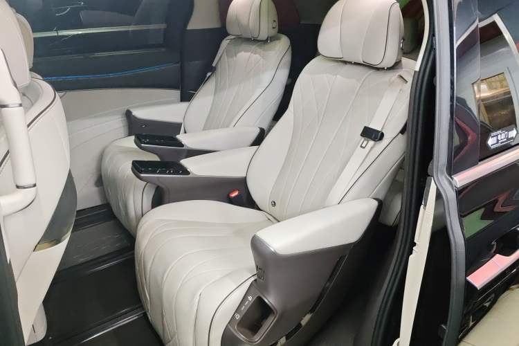 Used Denza D9 2024 DM-i 980 Four-Wheel Drive Prestige Model
