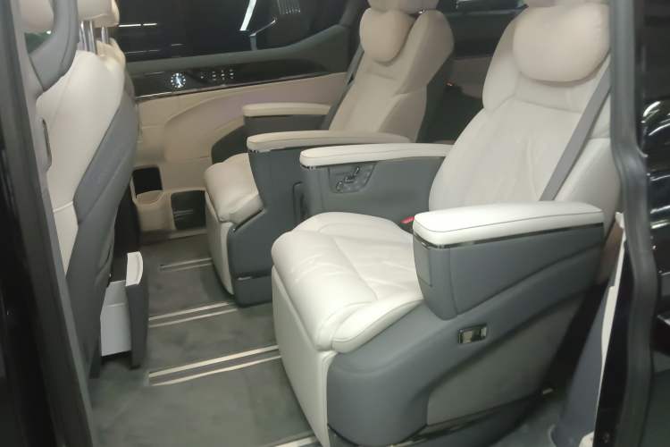 Used Zeekr 009 2024 7-Seater Aisle Version 108 kWh
