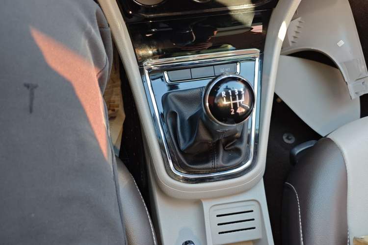 Used Volkswagen Bora 2016 1.6L manual Comfort trim level
