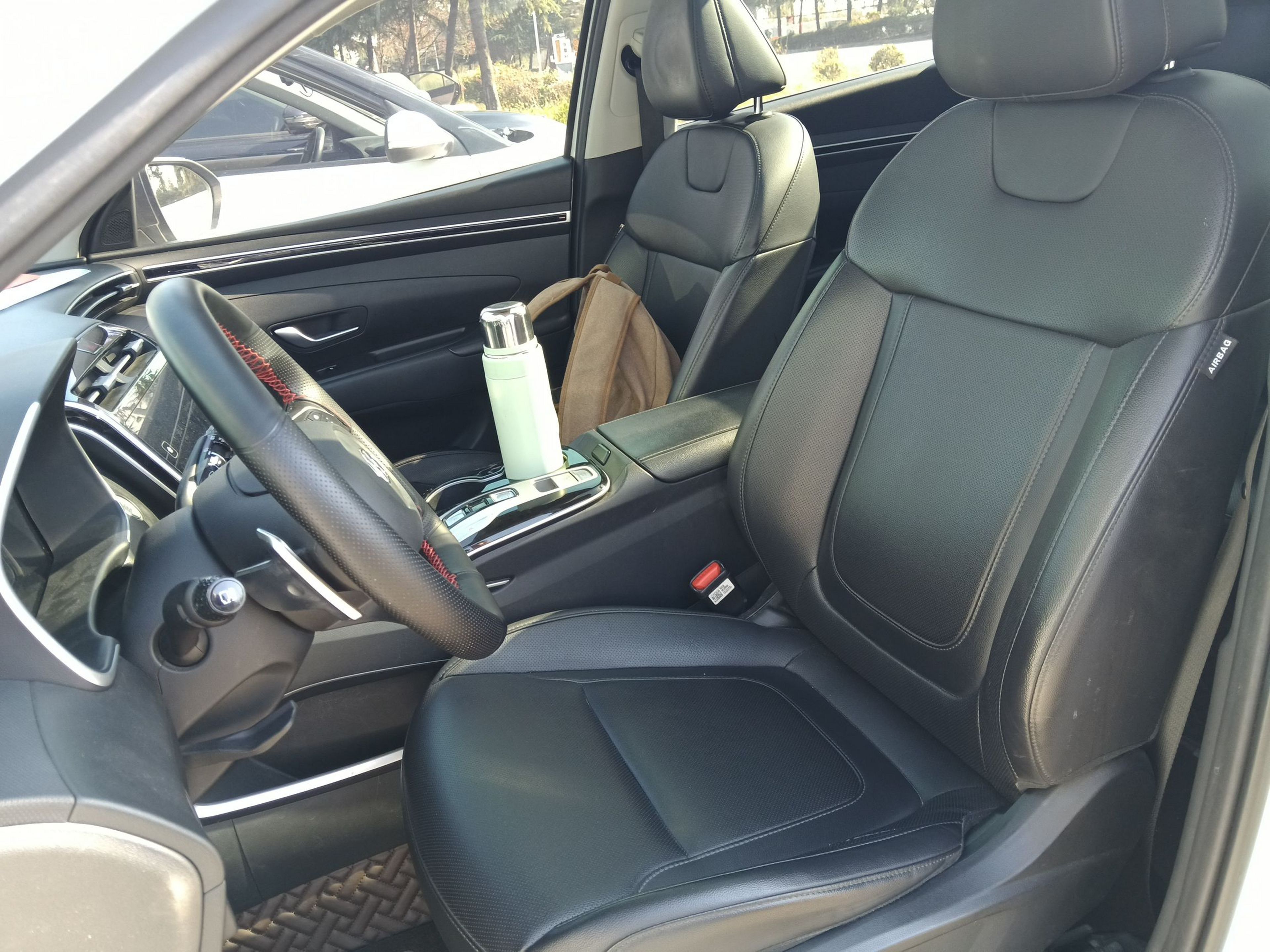 المقاعد الأمامية داخل السيارة