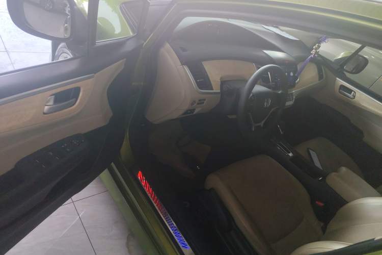 Used Honda Jade 2013 1.8L automatic Comfort version 5 seats
