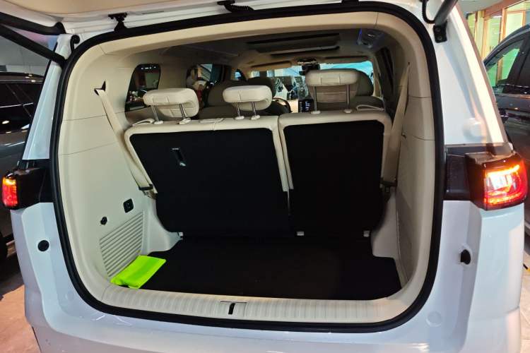 Used VOYAH Dream 2025 PHEV Four-Wheel Drive Prestige Kunpeng Edition
