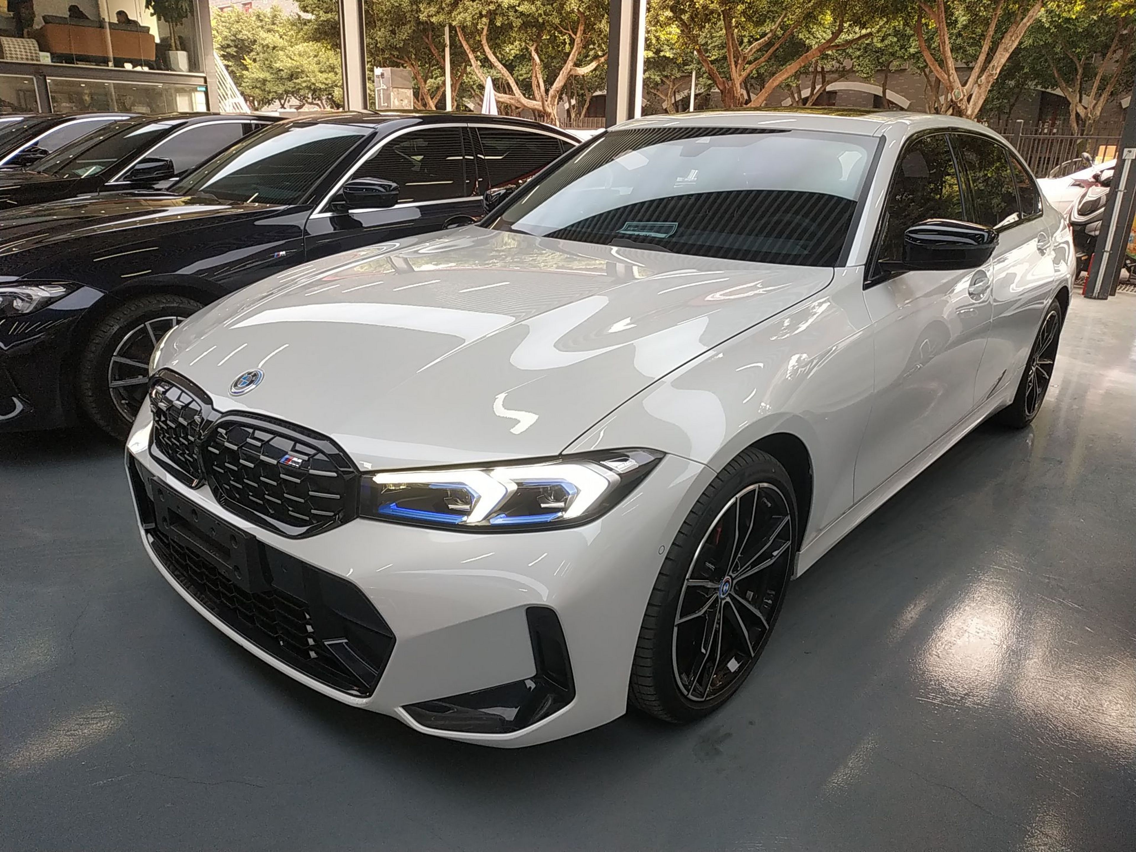 تحت مقدمة السيارة