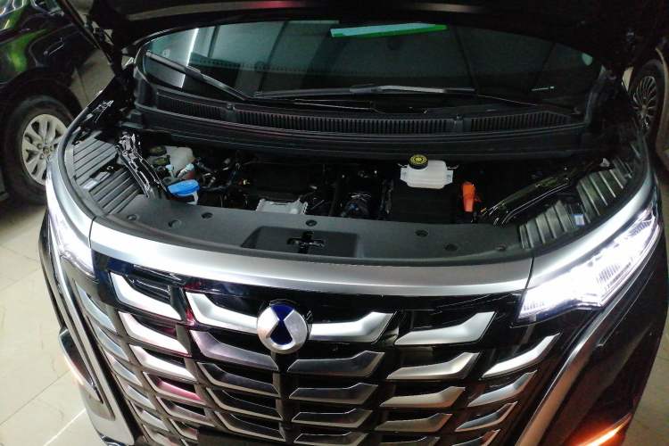 Used Denza D9 2025 DM-i Smart Drive 1020 Four-Wheel Drive Deluxe Model
