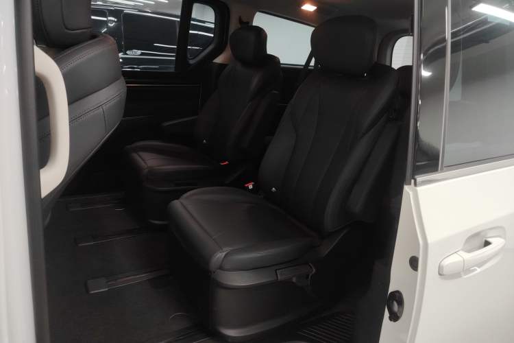 Used SAIC MAXUS G10 2025 MAX 2.0T Automatic Executive Edition Gasoline 7-Seater