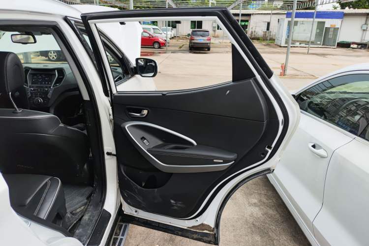 Used Hyundai Santa Fe 2017 2.4L Automatic Two-Wheel Drive Smart Version 5 Seats
