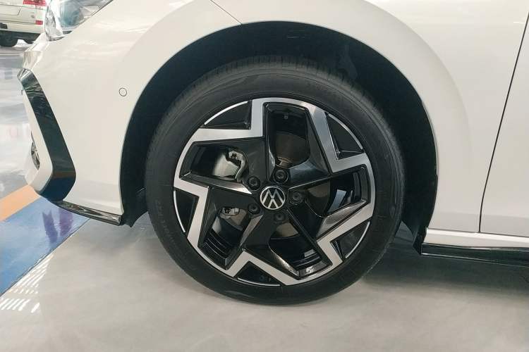 Used Volkswagen Golf 2025 300TSI R-Line
