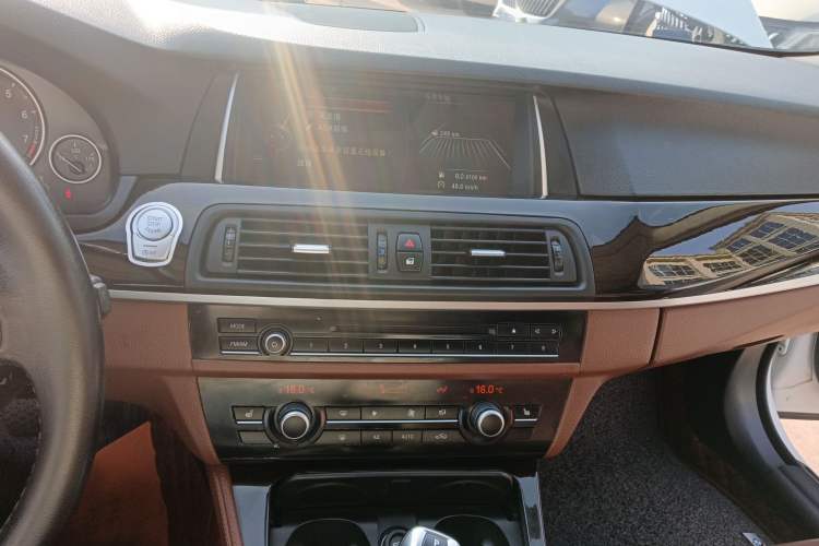 Used BMW 5 Series 2014 525Li Leading Model
