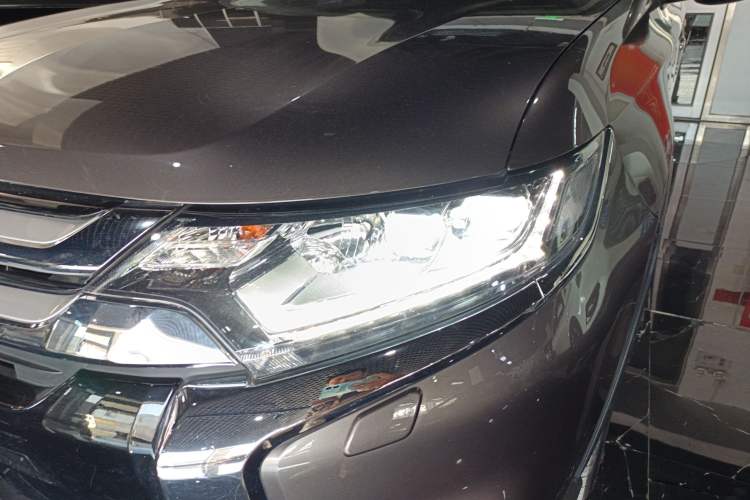 Used Mitsubishi Outlander 2016 2.4L 4x4 Luxury Edition 7-Seater
