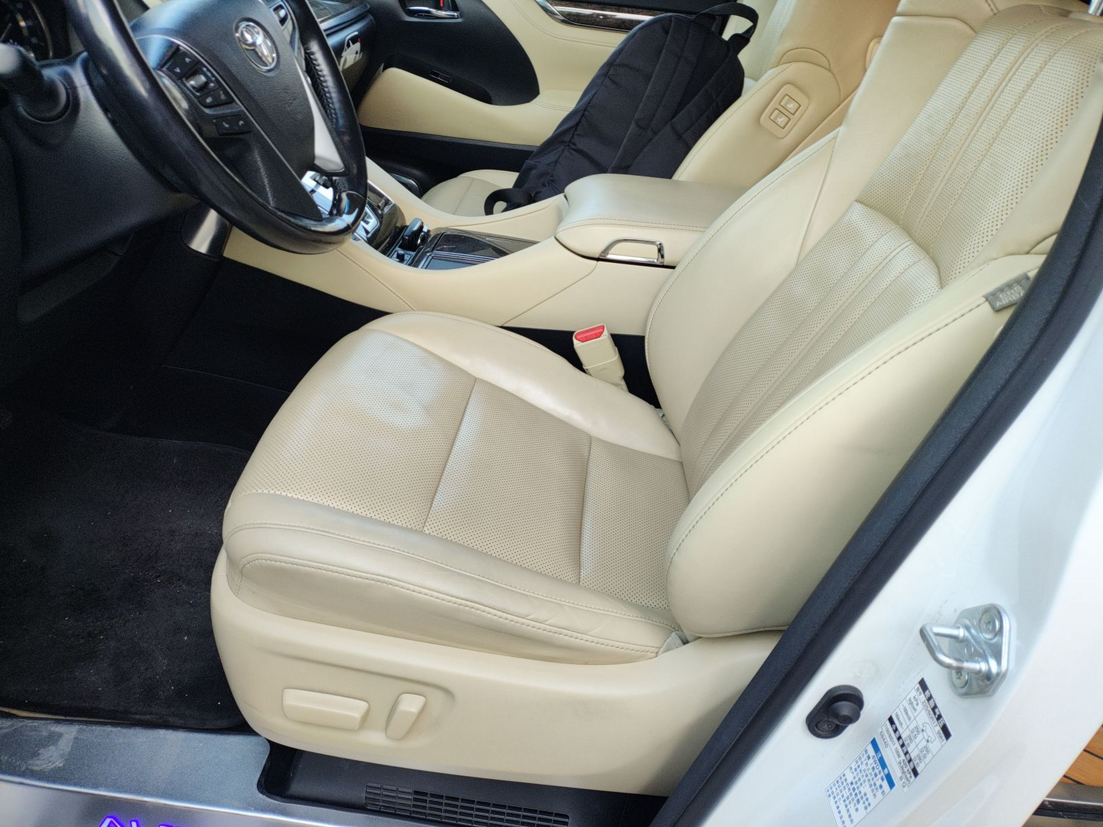 المقاعد الأمامية داخل السيارة