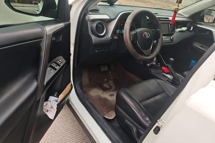 Used Toyota RAV4 2016 2.0L CVT Two-Wheel Drive Fashion Edition China V Standard
