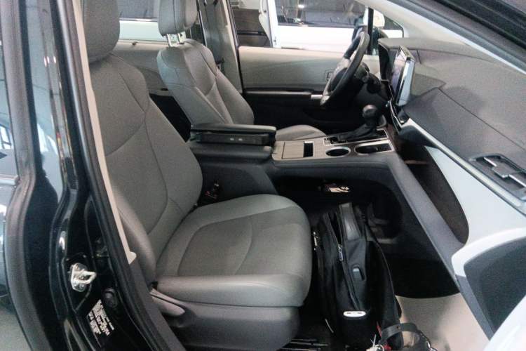 Used Toyota Granvia 2023 2.5L Hybrid Comfort Edition