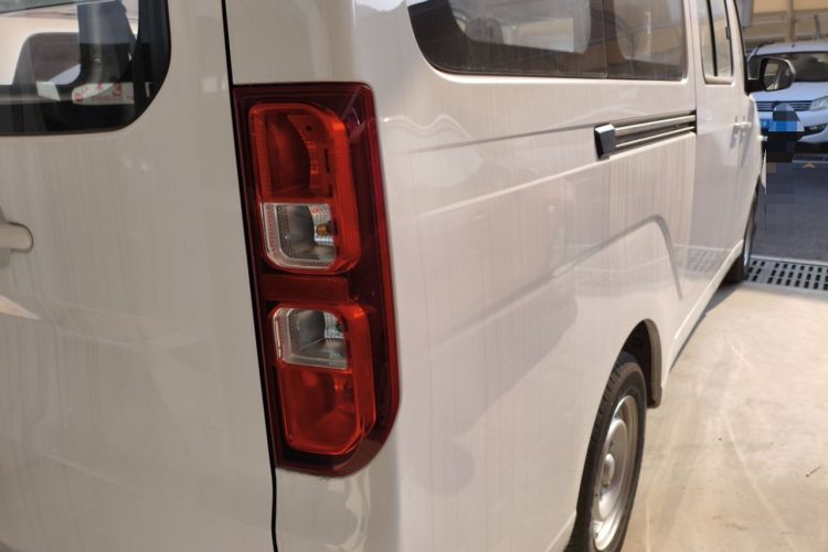 Used Wuling Yangguang 2024 300KM Comfort Version Passenger Van 75kW