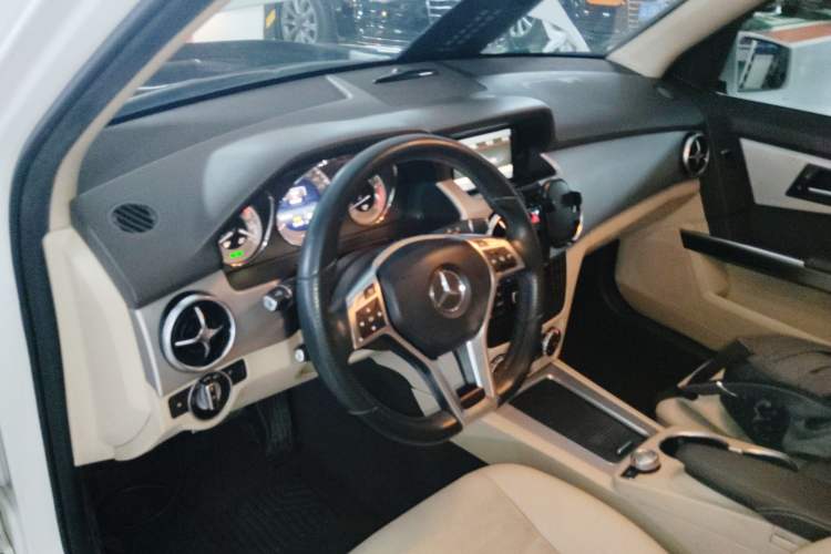 Used Mercedes-Benz GLK-Class 2015 GLK 260 4MATIC Dynamic Edition Ultimate Version
