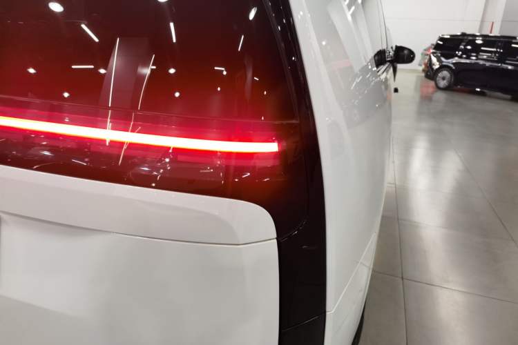 Used Li Auto MEGA 2024 Ultra Model
