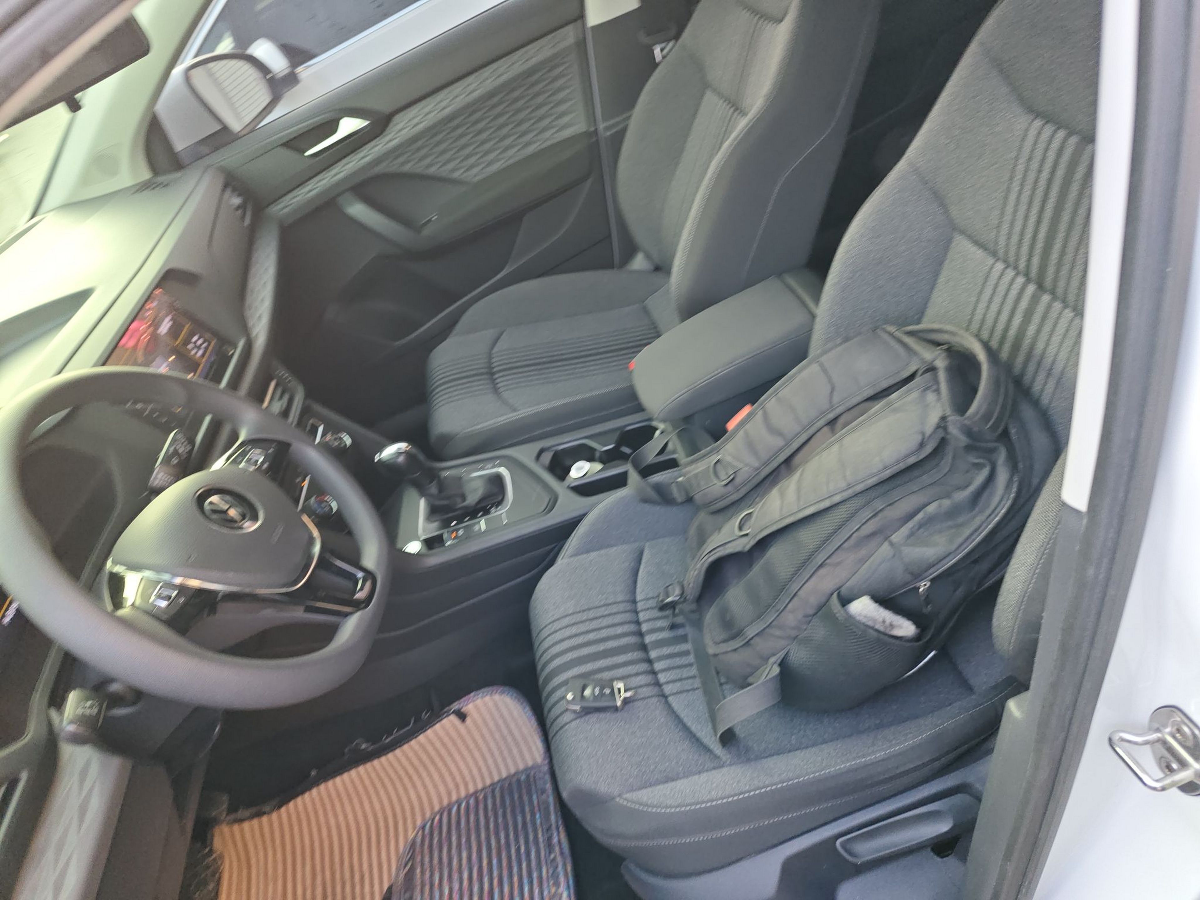 Переднее сиденье в автомобиле