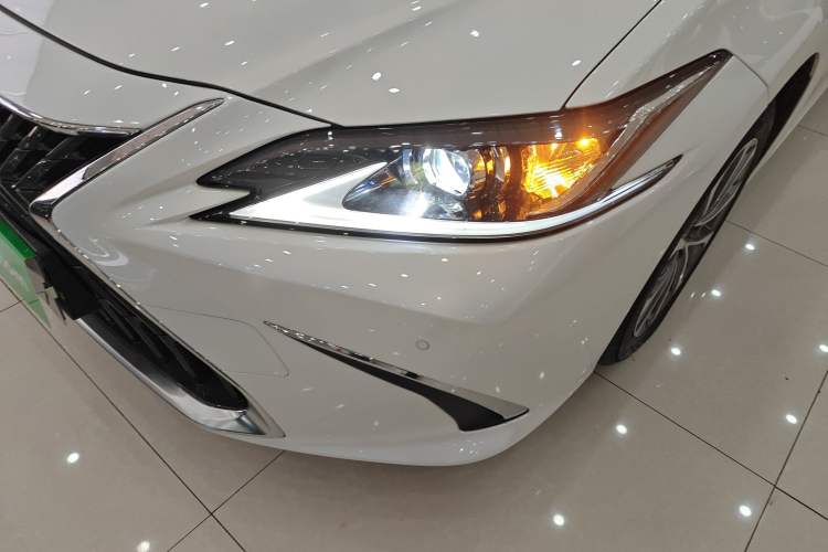 Used Lexus ES 2023 200 Excellence Edition
