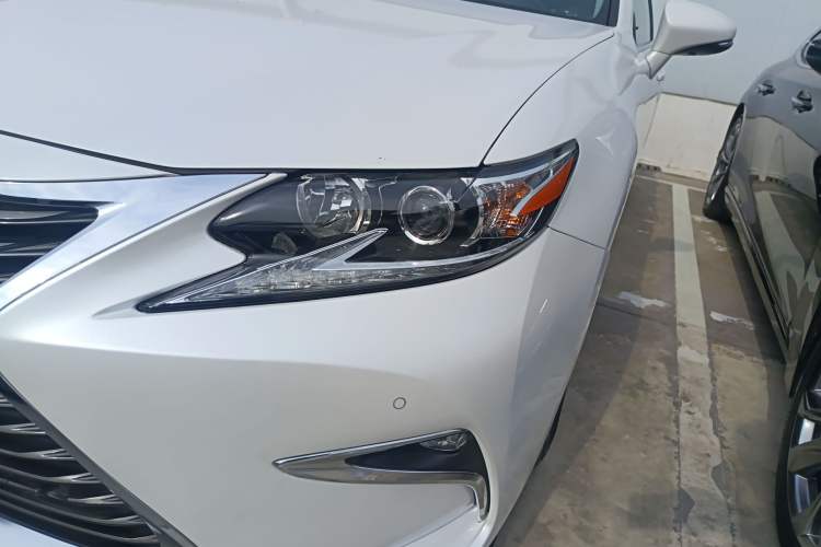 Used Lexus ES 2015 300h Comfort Edition

