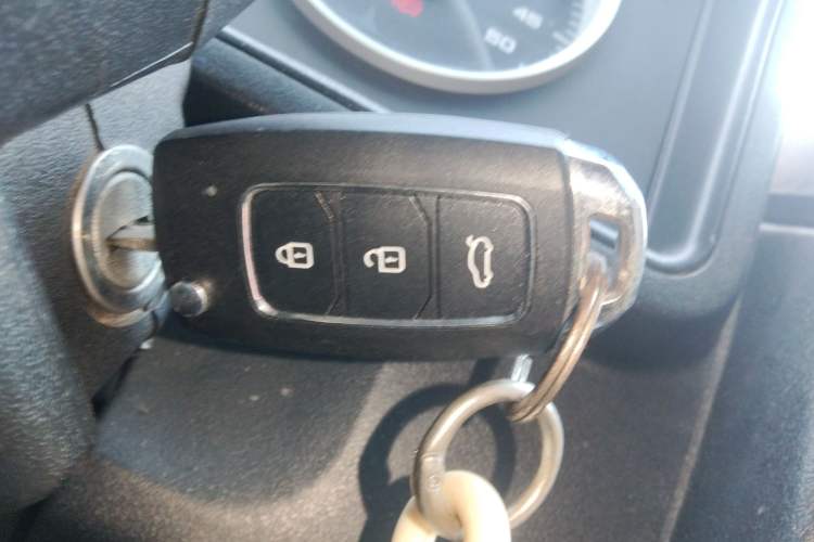 Used Iveco Daily 2021 2.5T A35 M1 Passenger Van 5-9 Seater Short Wheelbase Mid-Roof Design Dual Tires Manual Doors