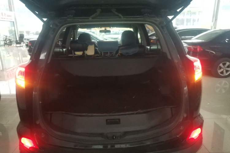 Used Toyota RAV4 2016 2.0L CVT Two-Wheel Drive Fashion Edition China V Standard
