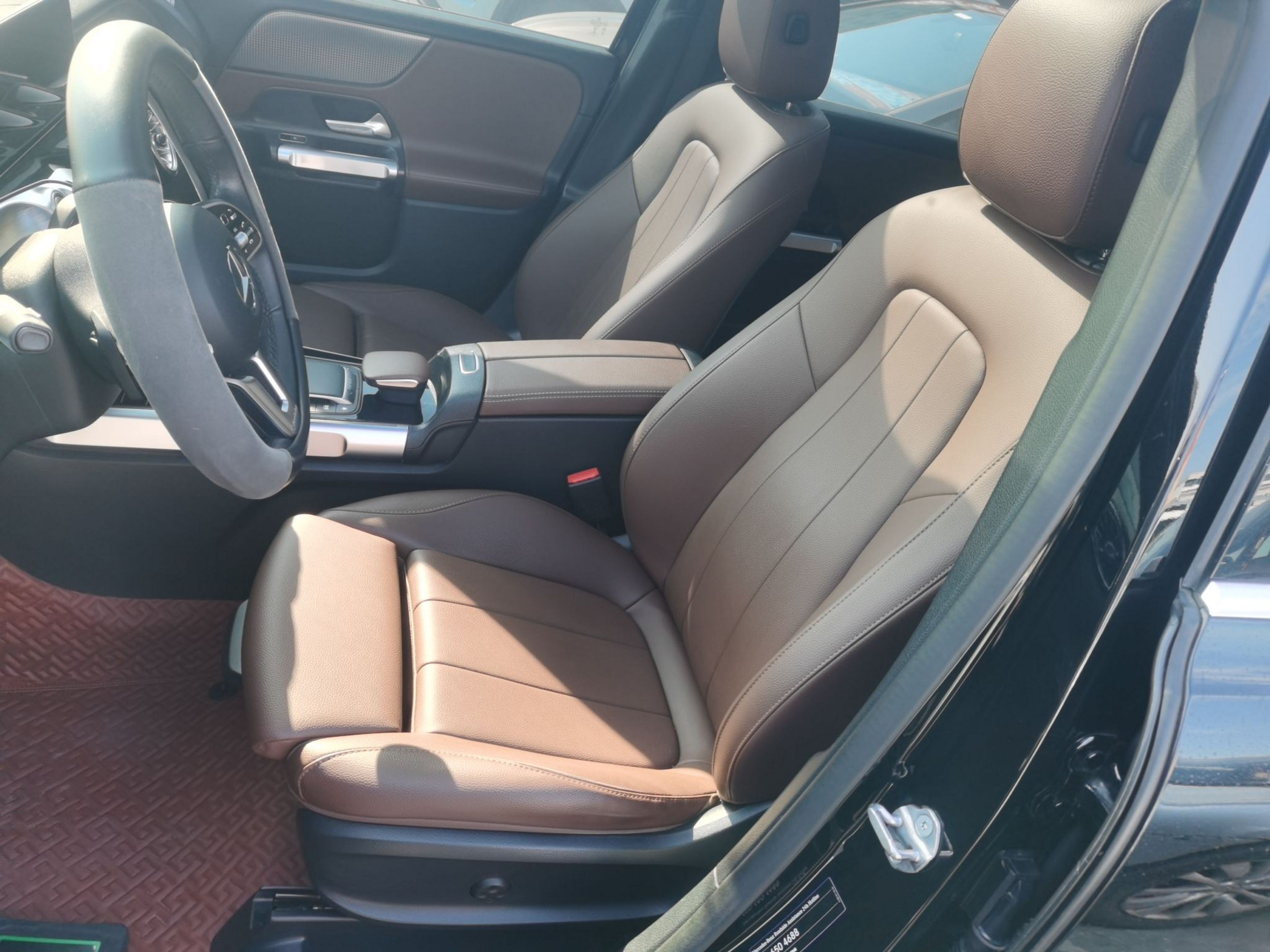 المقاعد الأمامية داخل السيارة