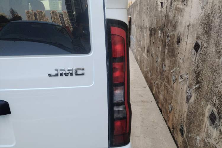 Used JMC Fushun 2025 2.0T 6MT Diesel Short-Wheelbase Low-Roof Commercial Multi-Purpose Passenger Vehicle with 5/6 Seats and Lift-Up Tailgate
