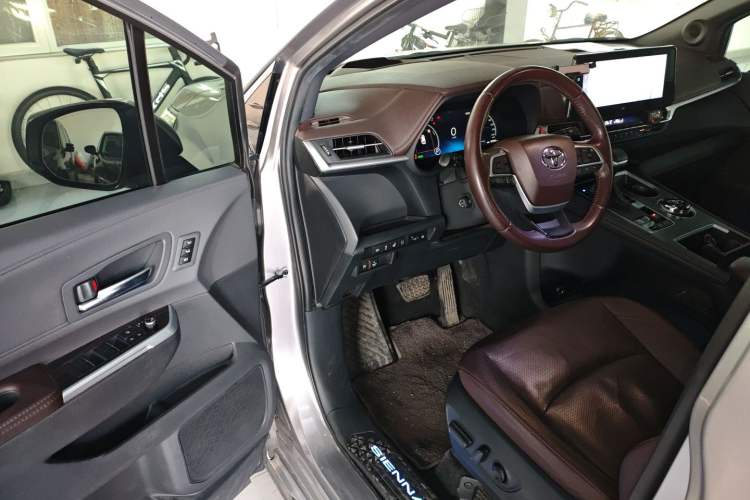 Used Toyota Sienna 2021 2.5L Hybrid Platinum Edition
