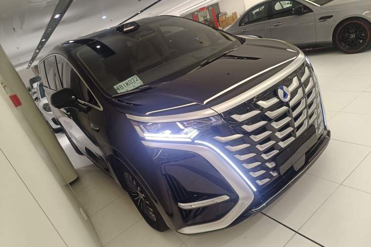 Used Denza D9 2025 DM-i Smart Drive 1020 Four-Wheel Drive Premium Model
