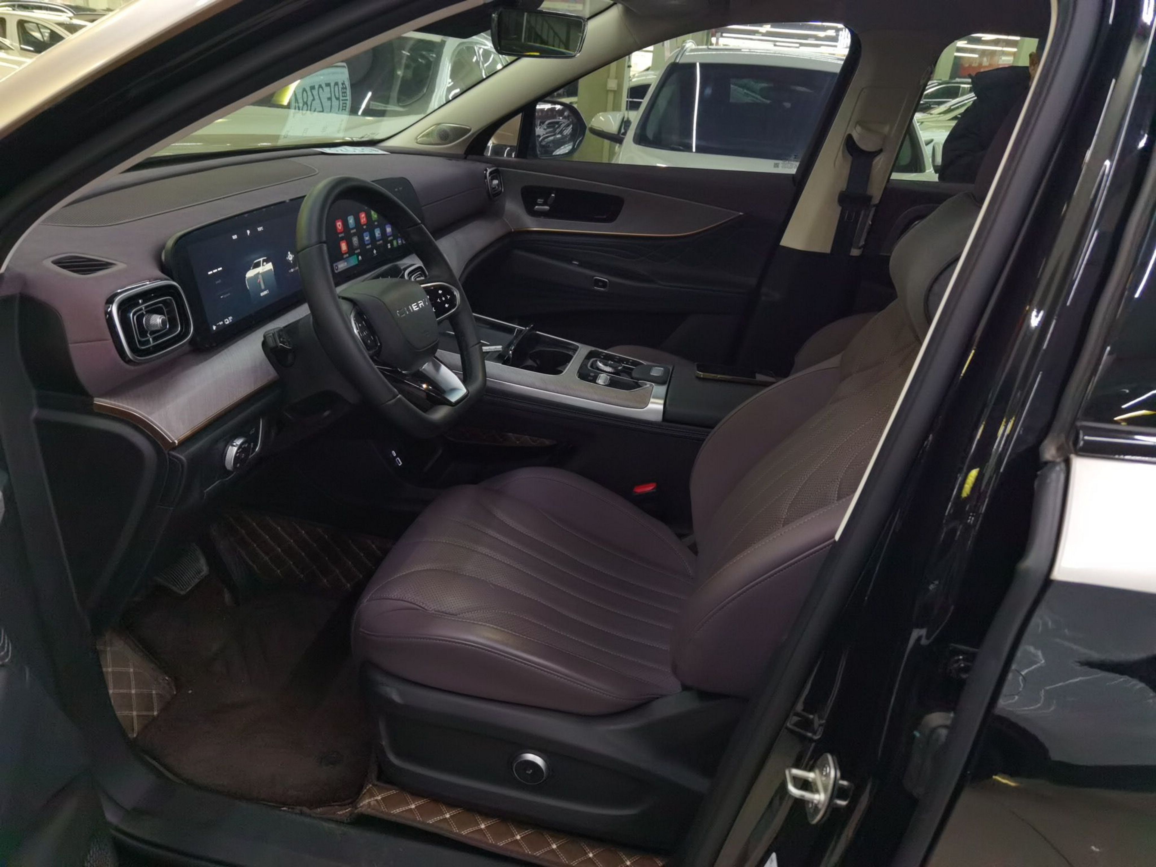 المقاعد الأمامية داخل السيارة