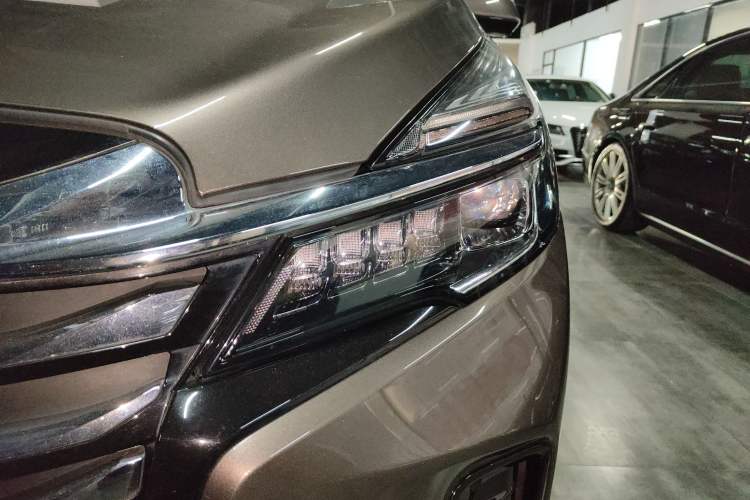 Used Buick GL8 2023 Facelifted Land Cruiser Executive Luxury Version
