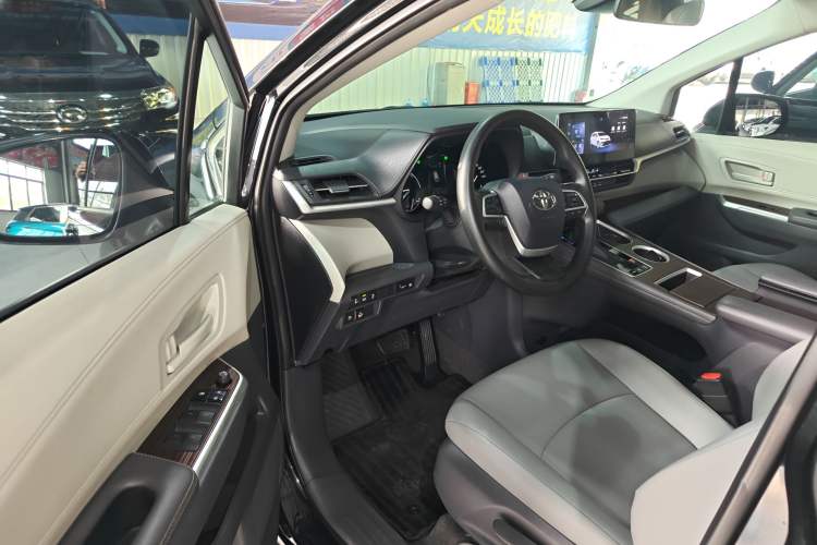 Used Toyota Granvia 2024 2.5L Hybrid Comfort Edition
