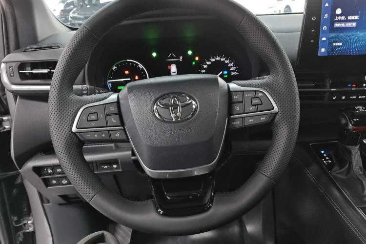 Used Toyota Sienna 2023 2.5L Hybrid Deluxe Edition
