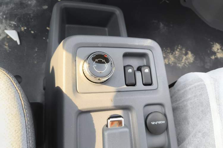 Used Wuling Yangguang 2024 300KM Comfort Version Passenger Van 75kW
