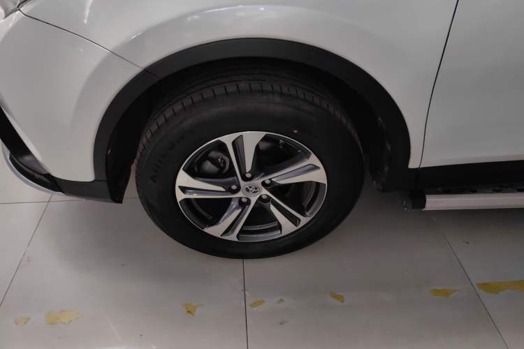 Used Toyota RAV4 2015 2.0L CVT Two-Wheel Drive Fashion Edition
