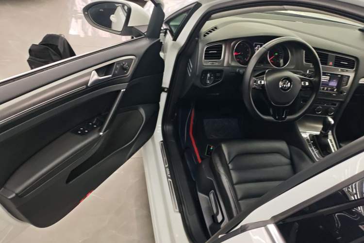 Used Volkswagen Golf 2016 230TSI Automatic Luxury Version
