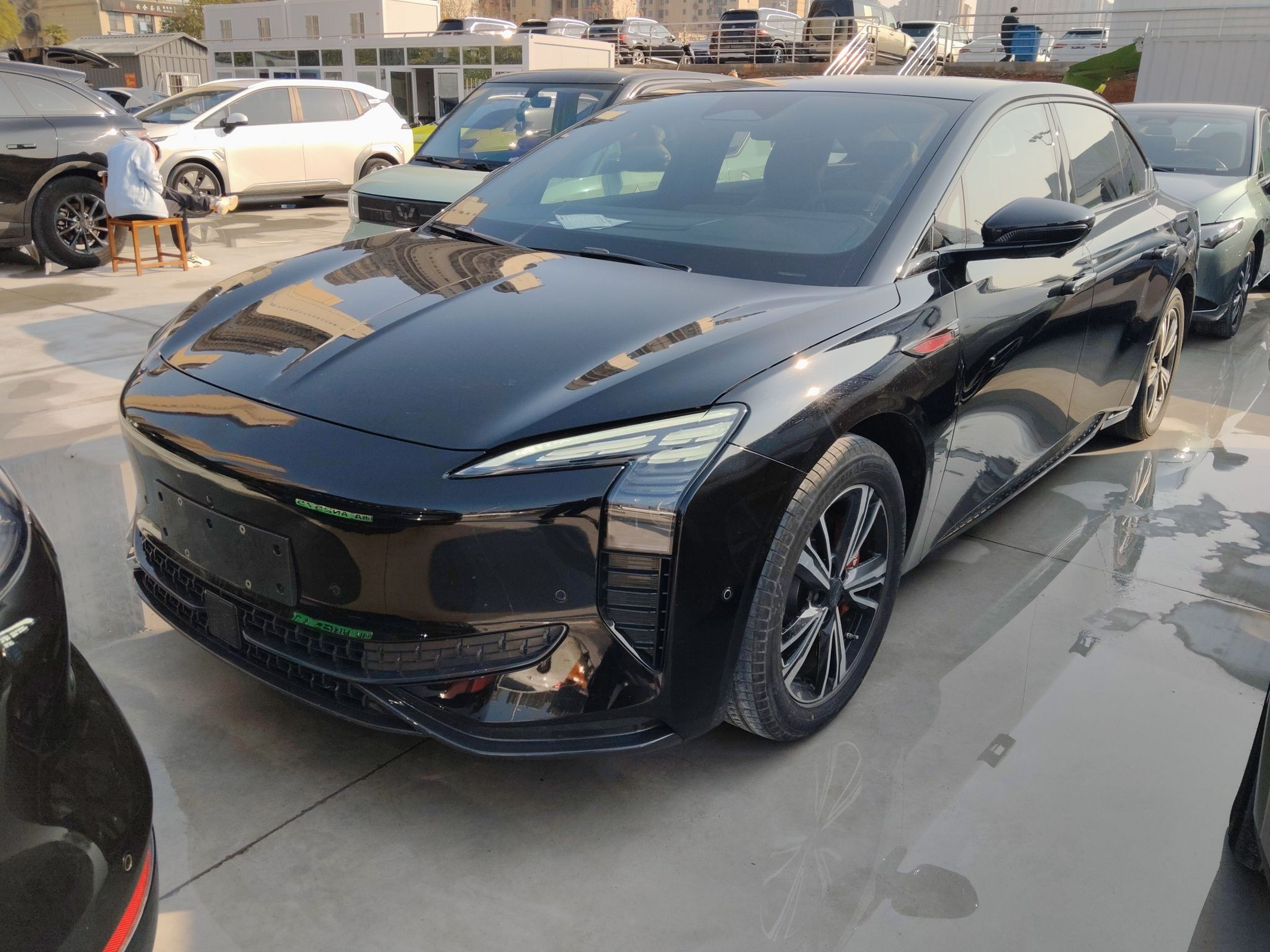 Под передней частью автомобиля