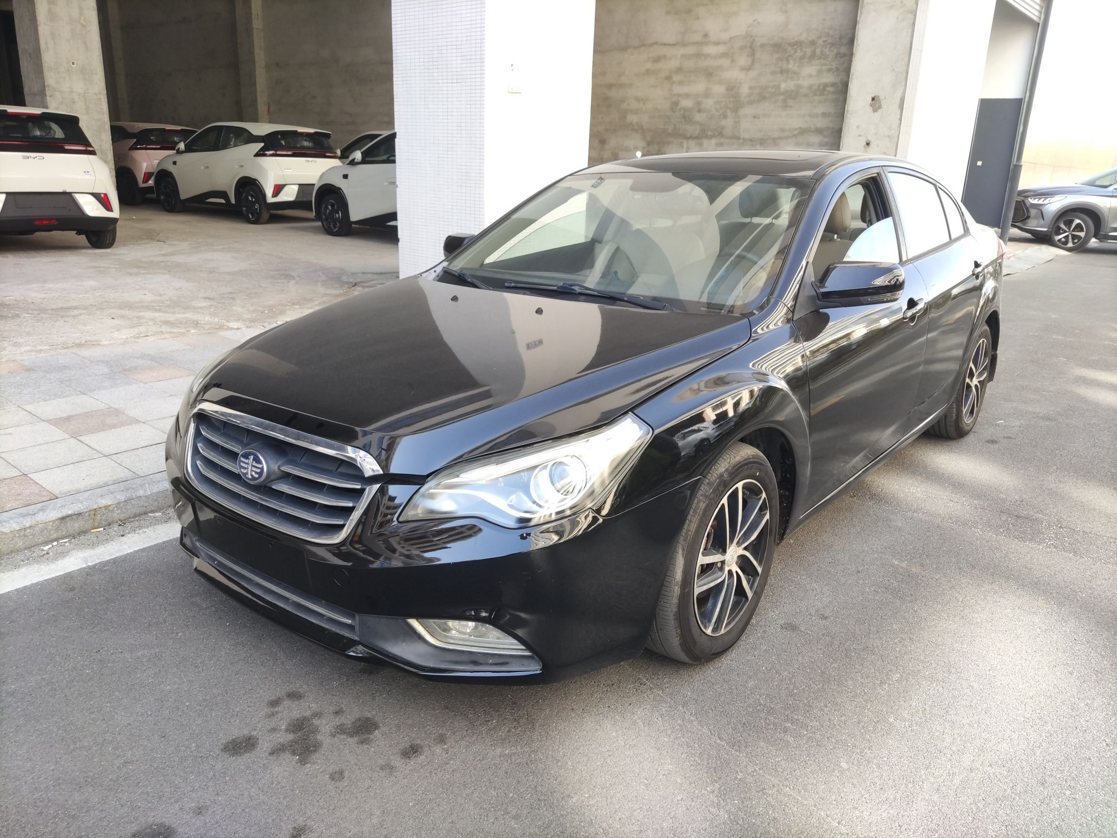 تحت مقدمة السيارة