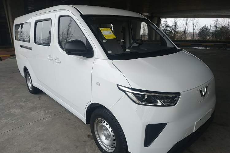 Used Wuling Yangguang 2024 300KM Comfort Version Passenger Van 75kW
